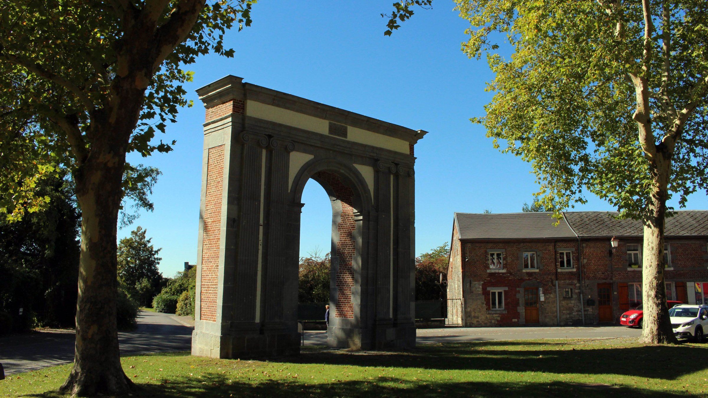 Arc de triomphe de Maroilles, portail réemployé de l’ancienne abbaye