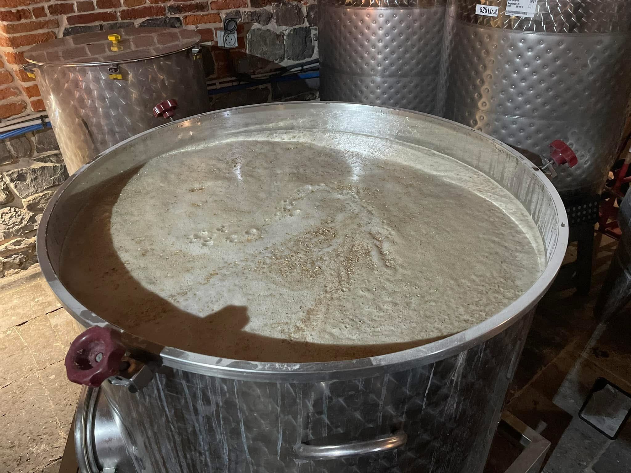 Cuve de brassage en inox de la microbrasserie Saint-Humbert