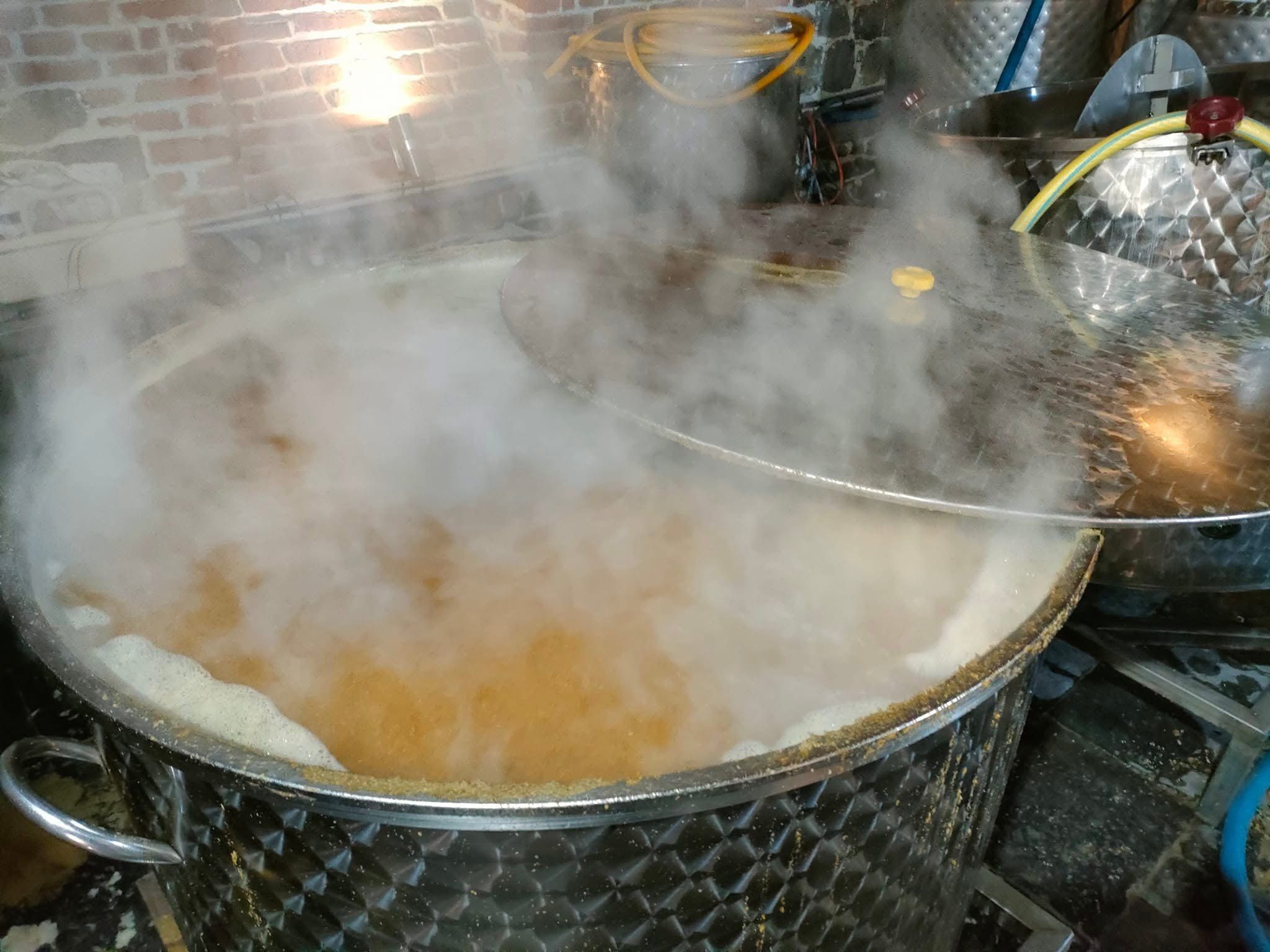 Moût de bière en ébullition dans une cuve de la brasserie Saint-Humbert