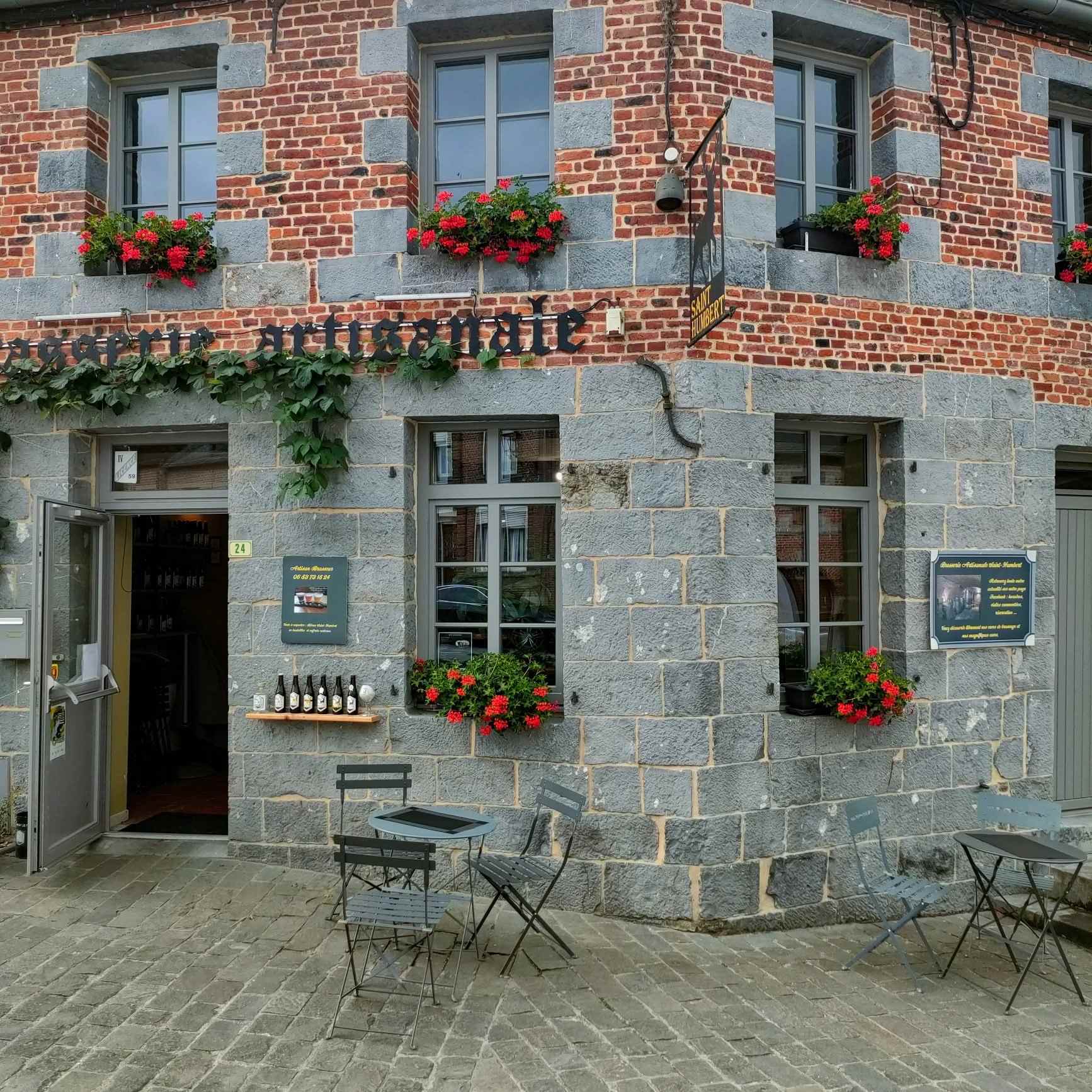 Façade en pierre de la Brasserie Saint-Humbert, Grande Rue à Maroilles