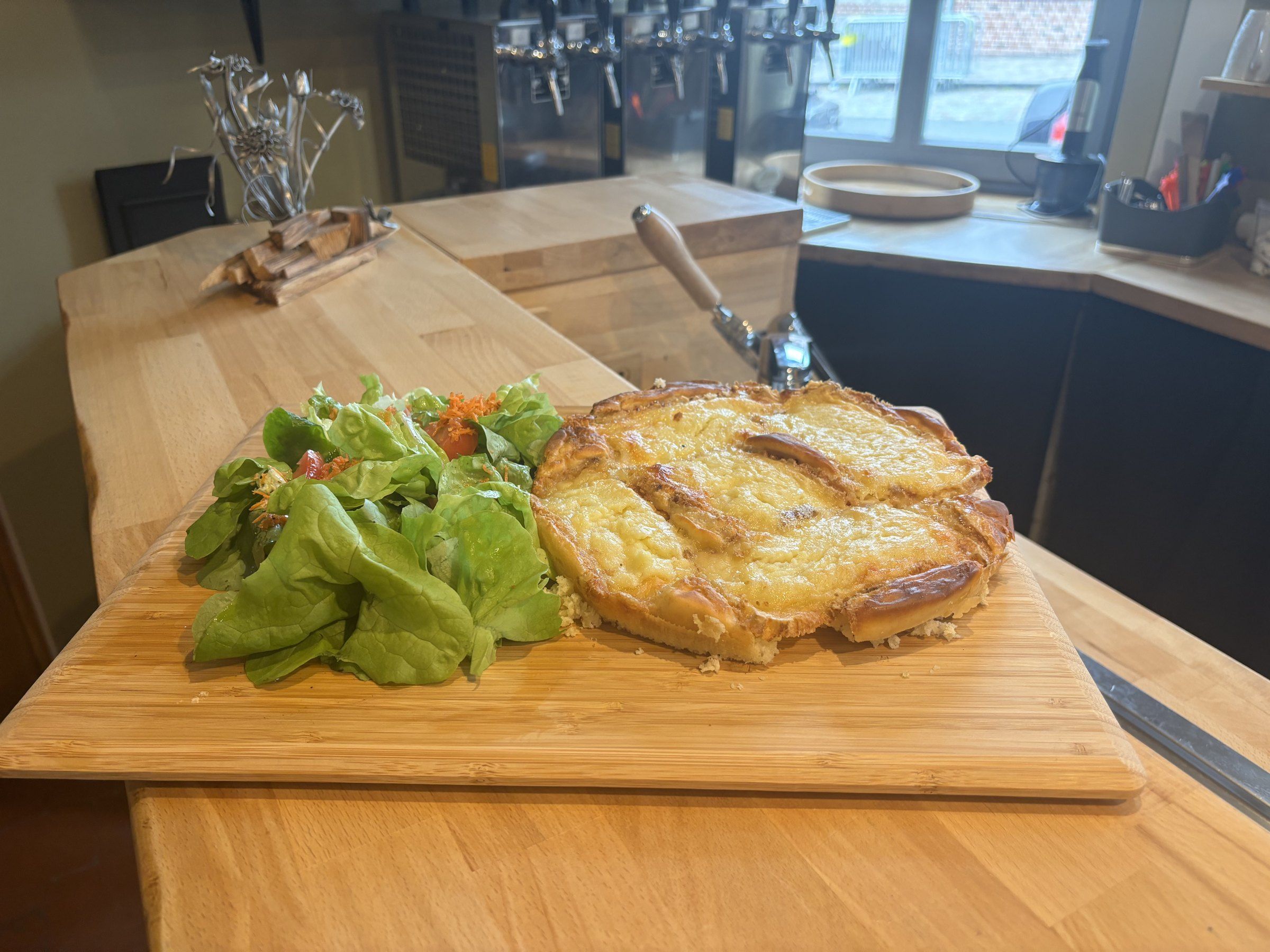Planche flamiche au Maroilles et salade de saison