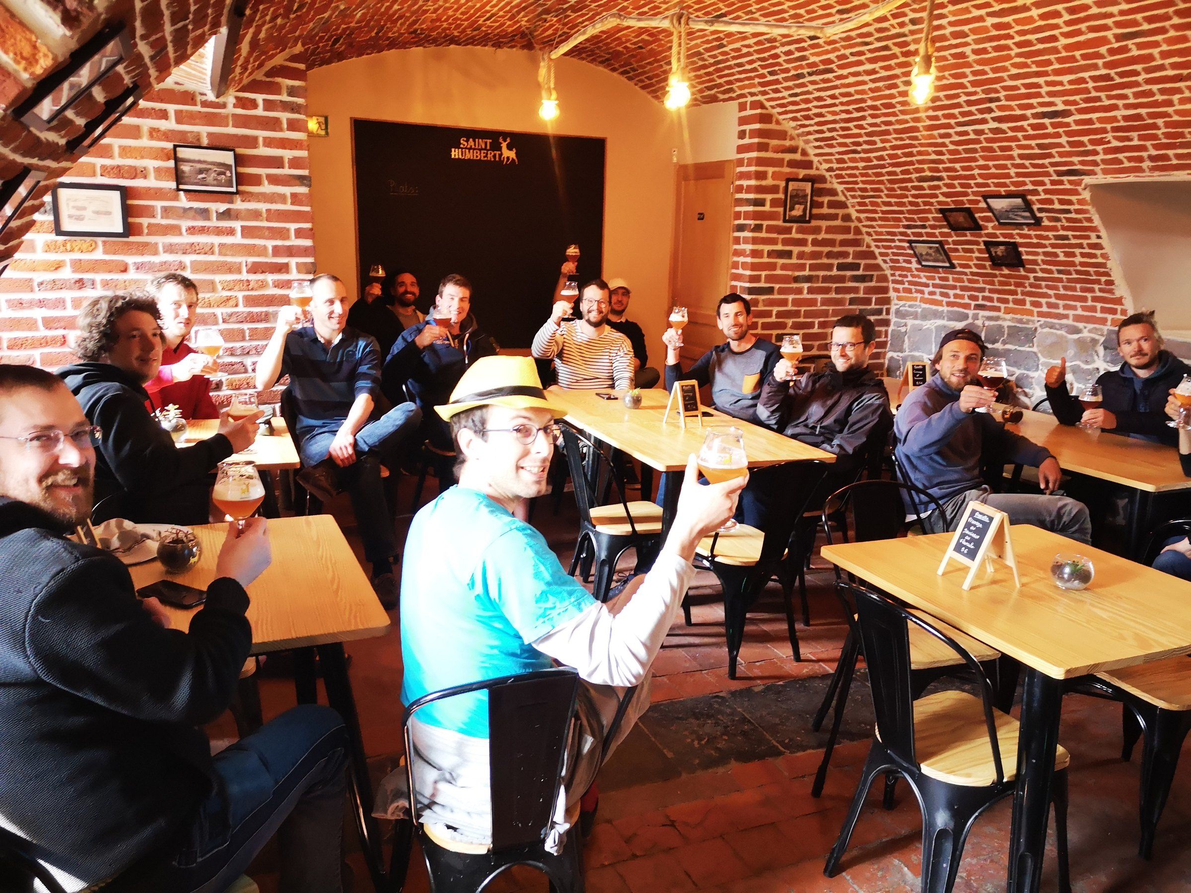 Groupe réuni sous les voûtes en briques de la brasserie