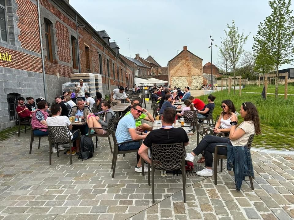 Clients attablés sur la terrasse ensoleillée de la brasserie